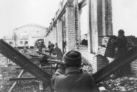 Волгоград - Красноармейцы ведут бой среди развалин разрушенного цеха в Сталинграде.
