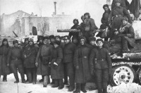 Волгоград - Советские танкисты у танков Т-34 после завершения боёв в Сталинграде.