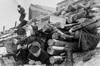 Волгоград - Красноармейцы чистят оружие у землянки в разрушенном Сталинграде.