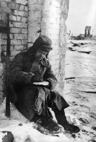 Волгоград - Советский солдат в Сталинграде пишет письмо домой. 1943 год.