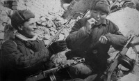Волгоград - Перекур советских бойцов в Сталинграде. 1942 год.