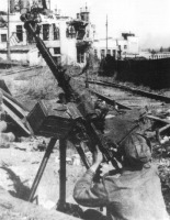 Волгоград - Советский солдат ведет огонь из зенитного пулемета ДШК по самолетам противника. 1942 год.