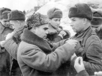 Волгоград - Генерал-лейтенант К.А. Гуров вручает орден командиру 95-й сд полковнику В.А. Горишному. 1942 год.