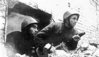 Волгоград - Советские солдаты на развалинах Сталинграда. 1942 год.