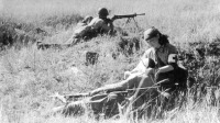 Волгоград - Медсестра В. Смирнова на поле боя оказывает помощь раненому бойцу.