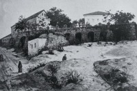 Каменец-Подольский - Каменец-Подольский.  Усадьба коменданта крепости с подпорными стенами (справа) и дом турецкого наместника (слева).