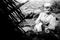 Нежин - Санинструктор Н-ской части старший сержант Пономарева В. перевязывает раненого младшего лейтенанта Смирнова Н.С.