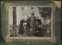 Ляховичи - Четыре девушки у надгробия на еврейском кладбище. Российская Империя.