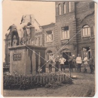 Орша - Разрушение памятника Ленину во время немецкой оккупации около клуба имени Кирова в Орше, июль 1941 года