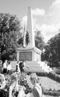 Гродно - Дети у памятника советским воинам, павшим в боях за освобождение Белоруссии
