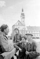Австрия - Сержант Павел Зарецкий беседует с жителями австрийского селения Лекенгауз