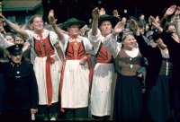 Австрия - Жители австрийского города Шварцах (Schwarzach im Pongau) приветствуют вступающие немецкие войска во время аншлюса Австрии.