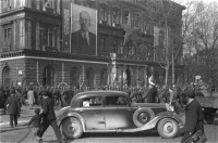 Вена - Советский сектор оккупации Вены, здание с портретами Сталина и Ленина - комендатура РККА, осень 1945