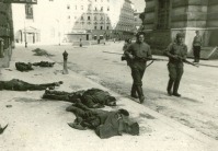 Вена - Советские бойцы проходят по одной из улиц освобожденной Вены