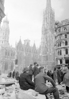 Вена - Жители г.Вены на площади перед разрушенным зданием собора св.Стефана