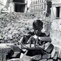 Вена - Австрия, Вена, 1948 год - Мальчик, играющий посреди развалин