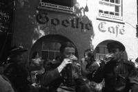 Вена - Поэт Евгений Долматовский и советский офицер пьют пиво в венском кафе