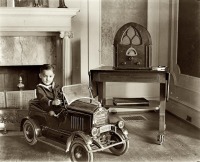 Соединённые Штаты Америки - Ребенок в игрушечном автомобиле.
