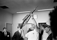 Соединённые Штаты Америки - Полицейский демонстрирует винтовку из которой был убит президент США Джон Ф. Кеннеди, Даллас, штат Техас, 22 ноября 1963 года