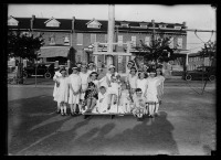 Соединённые Штаты Америки - Группа детей на празднике 1 мая 1924 где-то в США