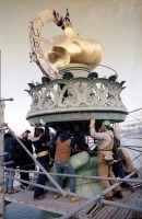Нью-Йорк - City Workers Mounting the Statue of Liberty Torch США,  Нью-Йорк (штат),  Нью-Йорк,  Манхеттен