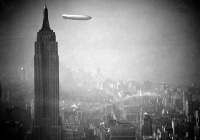 Нью-Йорк - Дирижабль «Гинденбург» пролетает мимо небоскреба Эмпайр-Стейт-Билдинг над Манхэттеном 8 августа 1936 года. США , Нью-Йорк (штат) , Нью-Йорк , Манхеттен