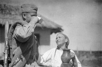 Румыния - Румынская крестьянка угощает молоком советского солдата. Август 1944 г.