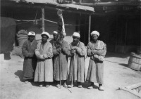 Китай - Группа нищих на базаре в Аксу, 1906-1908