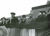 Самара - Военный парад 7 ноября 1941 года на площади им.В.В.Куйбышева, На трибуне представители Советского правительства Калинин М.И. и Ворошилов К.Е.