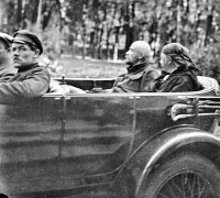 Горки - Ленина в Горках катали на машине.