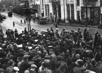 Владивосток - Жители Владивостока слушают по радио сообщение о нападении гитлеровской Германии на СССР