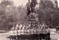 Саратов - Суворовцы у памятника Борцам революции.
