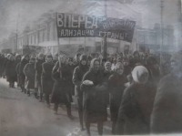 Саратов - Колонна демонстрантов у Крытого рынка