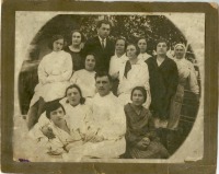 Саратов - Я.Н.Левиновский (в центре первого ряда) с сотрудниками аптеки №1