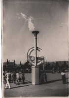 Саратов - Эмблема и факел в честь Всемирного фестиваля молодежи и студентов на площади Революции