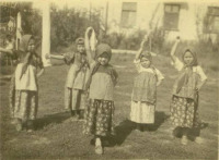 Саратов - Воспитанницы детского сада №70 исполняют танец с платочками