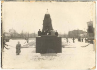 Саратов - Митинг у памятника борцам революции по случаю первого выпуска курсов красных командиров