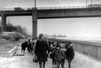 Саратов - Детсадовцы гуляют по Набережной