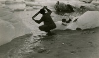 Штат Аляска - Фотограф Оскар Д.фон Энгельн промывает пленку в ледяной воде
