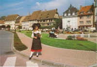 Франция - Висамбург (Wissembourg) и девушка в национальном костюме.