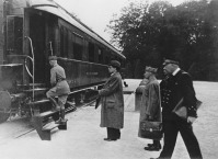 Франция - Представители Франции направляются в вагон для переговоров о перемирии с представителями немецкого командования