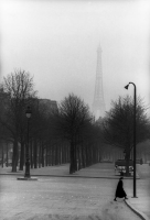 Франция - Эйфелева башня в тумане.