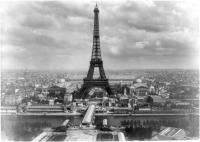 Париж - Вид на Эйфелеву башню и основания Всемирной выставке на Марсовом поле с Сены и Pont d'Iena на переднем плане, Париж, по-видимому, взятых из привязной аэростат над Трокадеро,
