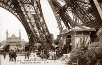 Париж - PARIS - La Tour Eiffel - L?Entr?e d?un ascenseur Франция,  Иль-де-Франс,  Париж