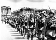 Париж - Церемониальный марш немецких войск по одной из улиц Парижа