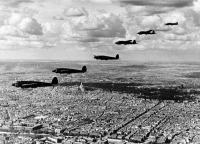 Париж - Эскадрилья немецких самолетов «Хейнкель111» над Парижем