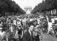 Париж - Hour of Triumph: Parisians join the parade down Champs Elysees from the Arch de Triomphe Франция , Метрополия Франция , Иль-де-Франс , Париж