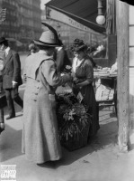 Париж - Продажа цветов на улице Парижа 1 мая 1912