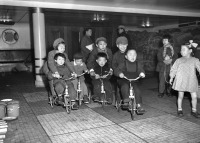Япония - Дети японских семей,  возвращающихся на родину