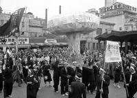 Япония - Копию атомного «грибка» возят по улицам Токио